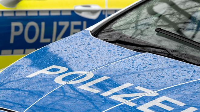 Hameln-Pyrmont: De schriftelijke «Polizei» van de Kühlerhaube een Autos.