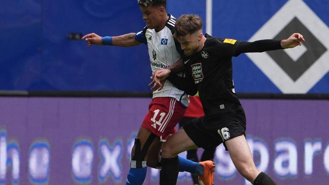 2. Bundesliga: Ransford Königsdörffer (l) uit Hamburg en Julian Niehues uit Kaiserslautern strijden om de bal.