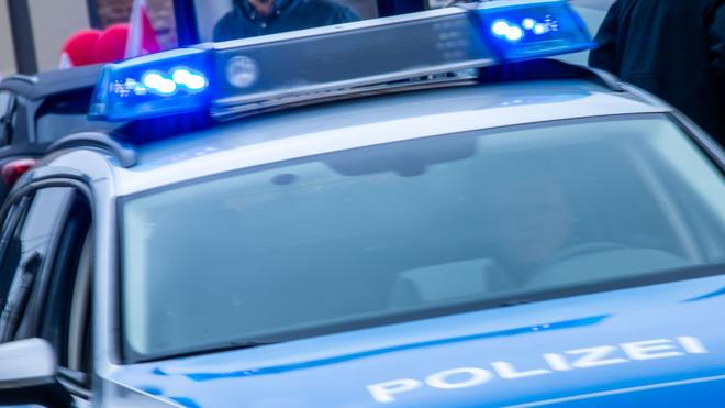 Weilrod: Een Streifenwagen der Polizei ist mit Blaulicht im Einsatz.