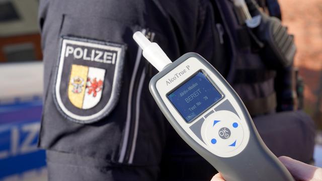 Vorpommern-Rügen: Betrunken fährt Auto in Baugraben und flüchtet zu Fuß