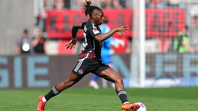 Fußball: Hungbos bittere Startelfrückkehr mit Blitz-Platzverweis | DIE ZEIT
