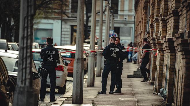 Kriminalität: Der Schriftzug „Polizei“ op een Streifenwagen.