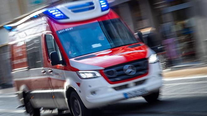 Neustadt: Een bergingsvoertuig rijdt 's avonds met blauw licht.