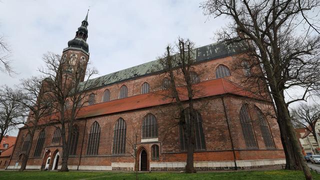 Kirche: Neue Osterfenster in Taufkirche eingeweiht
