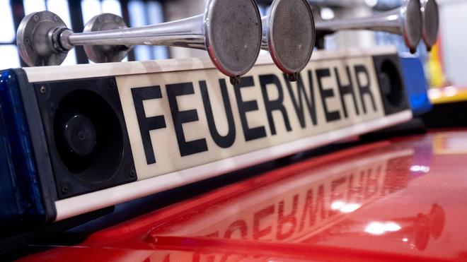 Kreis Karlsruhe: Ein Fahrzeug met het Aufschrift „Feuerwehr“.