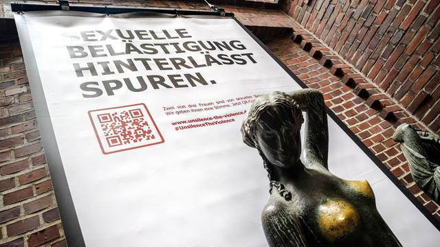 Gesellschaft: Zeichen gegen sexuelle Belästigung: Glänzende Bronze-Brüste