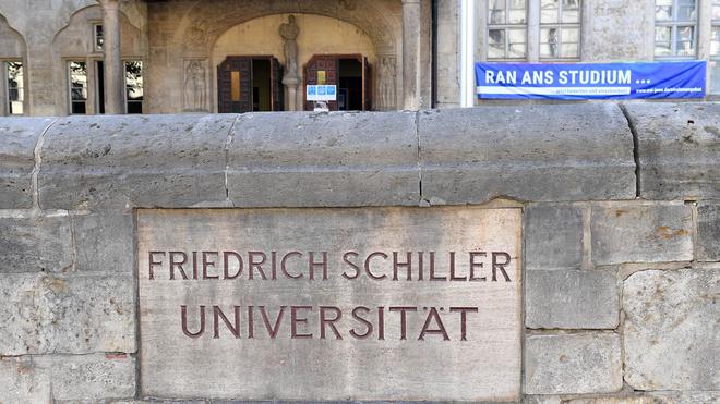 Hochschule: «Friedrich Schiller Universität» bevindt zich bij de ingang van de hoofdcampus van de universiteit in Jena.