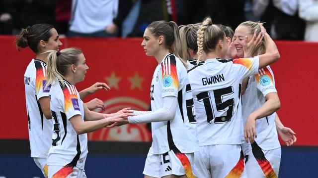 Fußball: Lea Schüller trifft doppelt: DFB-Elf siegt gegen Island
