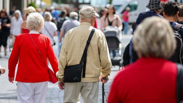 Gesellschaft: Studie: Deutsche Bevölkerung legt bis 2040 zu und altert