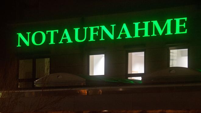 Unfall: Der Schriftzug «Notaufnahme» hangt in het licht van Groen in een ziek huis.