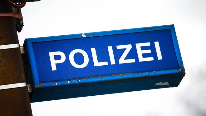 Kriminalität: Een Schild bleef op een Polizeistelle hin.