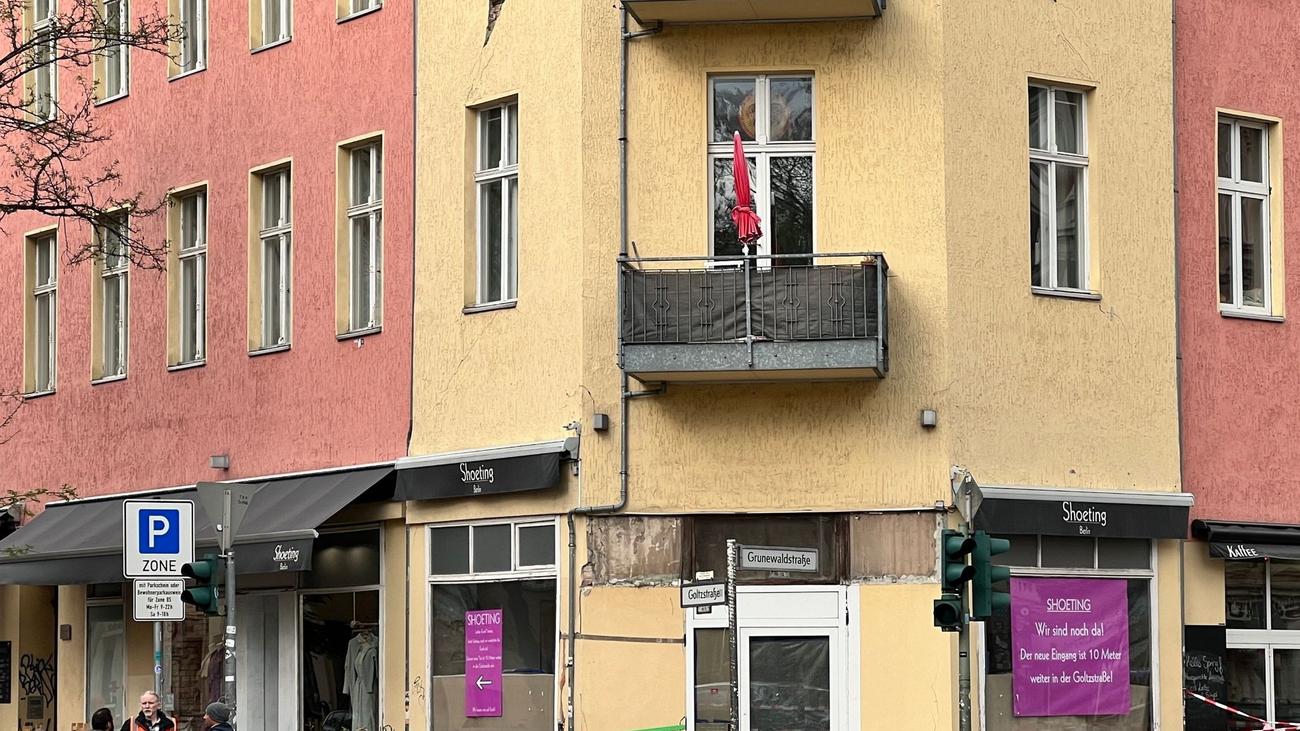 Opération des pompiers : Fissures sur la façade de l’immeuble d’habitation Schöneberger : risque d’effondrement