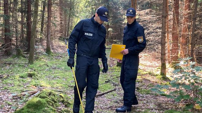 Kriminalität: Zwei Polizisten stehen in Perlacher Forst.  Beamte suchen een vermiste man in de wijk Rostock.