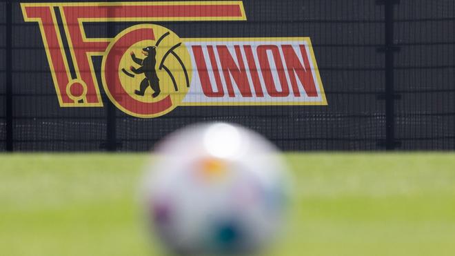 Fußball: Uitzicht op het logo van de 1. FC Union Berlin tijdens training op het nieuwe oefenterrein.