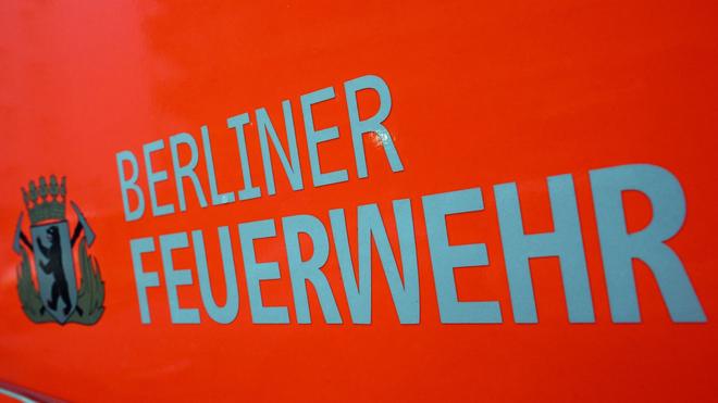 Löscharbeiten: Der Schriftzug „Berliner Feuerwehr“ steht auf de Tür eines Feuerwehrfahrzeuges.