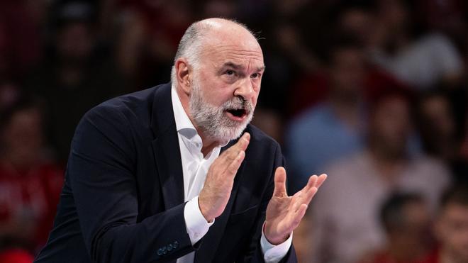 Basketbal: Coach Pablo Laso von München vervolgt das Spiel am Spielfeldrand.