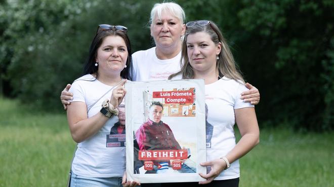 Maria (l) und Janie (r) Frómeta Compte, Töchter des Inhaftierten. | Bildquelle: Zeit © Sebastian Kahnert/​dpa | Bilder sind in der Regel urheberrechtlich geschützt