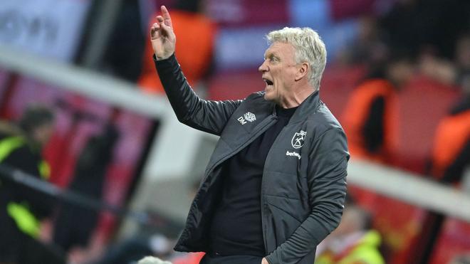 Voetbal: Coach David Moyes van West Ham United zet het Spiel am Spielfeldrand voort.