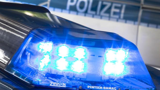 Berlijn-Zehlendorf: Ein Blaulicht leuchtet auf dem Dach een Polizeiwagens.