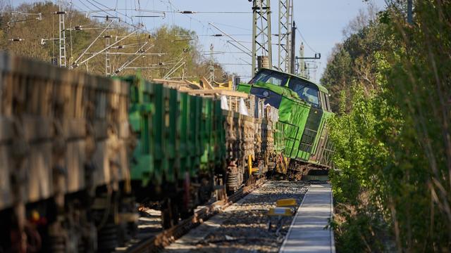 Bahn: Entgleiste Lok: IC Berlin-Rostock bis Mittwoch umgeleitet