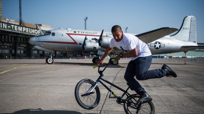 Messe: Camilo Gutierrez, een BMX-profi, zie enkele trucs op de fiets.