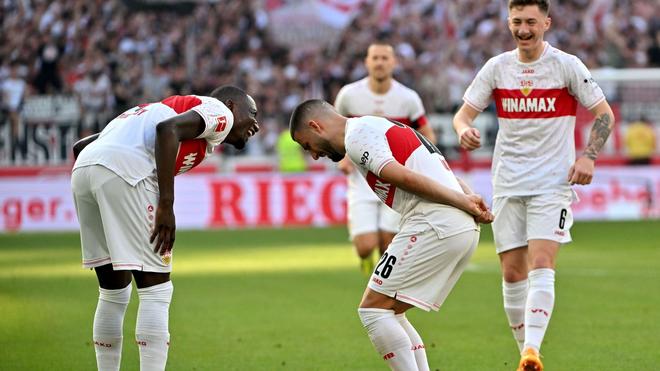 Bundesliga: De Stuttgarter Deniz Undav (M), Angelo Stiller (r) en Serhou Guirassy juichen over het doelpunt van 2:0.