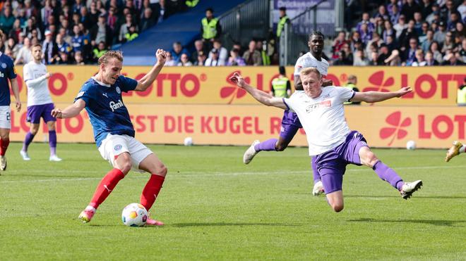 Voetbal: Kiels Timo Becker (l) trifft tegen Niklas Wiemann uit Osnabrück met 3:0.