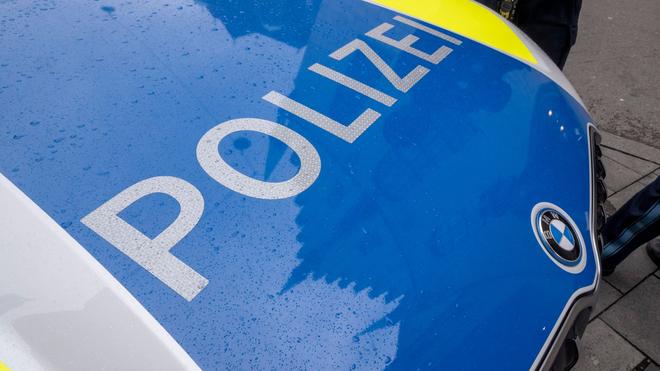 Deggendorf: Een politieauto stopt in de Einer Straße.