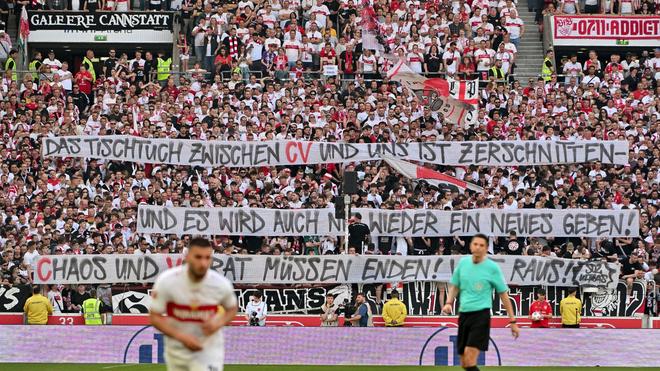 Voetbal: De Stuttgarter Fans stoppen voor Spielbeginn Banner met Parolen tegen de Vereinsführung hoch.