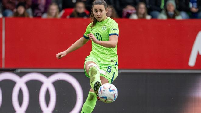 Frauen-Bundesliga: Lena Oberdorf von Wolfsburg speelt de bal.