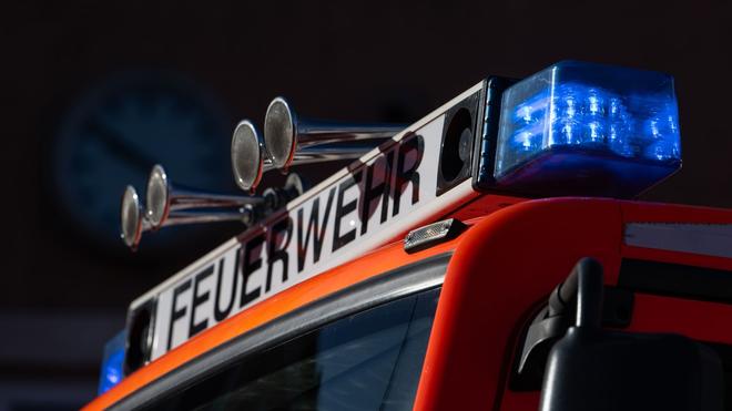 Notfälle: An einem Feuerwehrfahrzeug sind Blaulichter zu sehen.