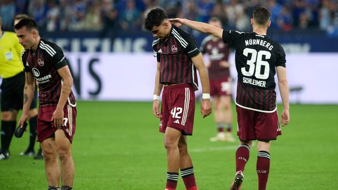 2. Bundesliga: Jens Castrop, Can Uzun en Lukas Schleimer (lr) uit Nürnberg doen mee.