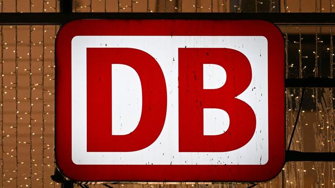 Lübeck: Der Schriftzug „DB“ steht über der Einfahrt eines Bahnhofs.