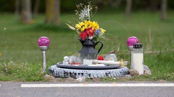 Bad Doberan: Eine kleine Gedenkstätte mit Blumen und Kerzen befindet sich neben der Straße zur Galopprennbahn.