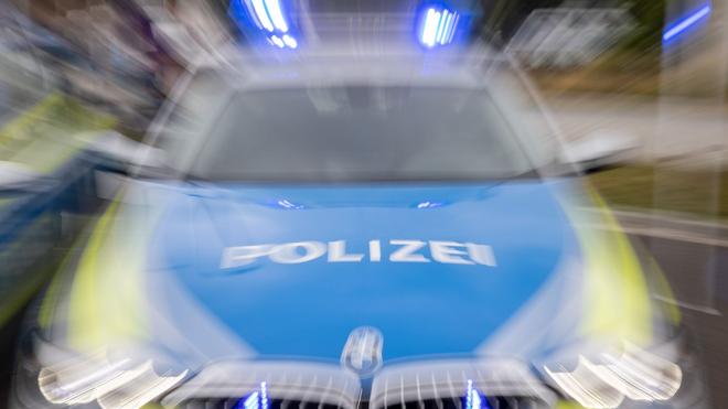 Verkehrsunfall: Ein Streifenwagen der Polizei mit eingeschaltetem Blaulicht.