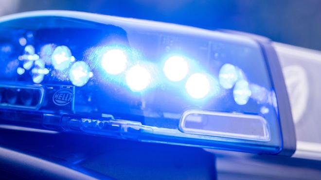 Kreis Pinneberg: Ein blaues Licht leuchtet auf einer Polizeistreife.