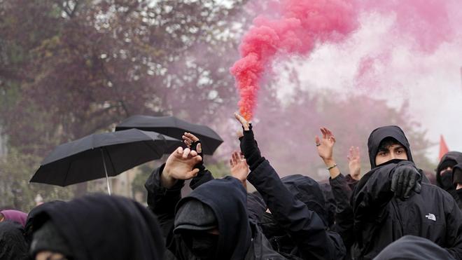 Gewaltbereitschaft: Pyrotechnik wird von Demonstrierenden in Berlin gezündet.