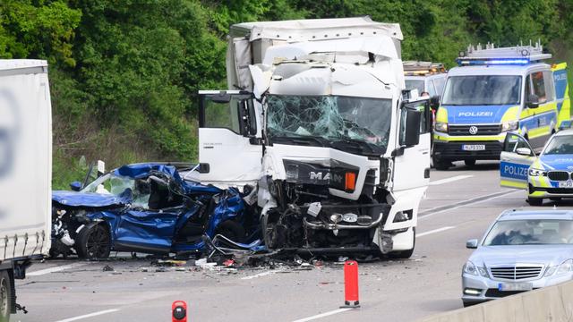 Verkehr: Unfall auf A2: Autofahrerin zwischen Lastwagen eingeklemmt