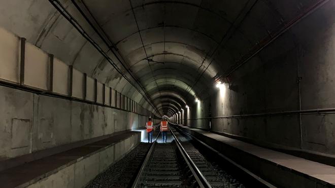 Öffentlicher Nahverkehr: Zwei Personen in Warnwesten laufen über die Gleise eines U-Bahn-Tunnels in Frankfurt.