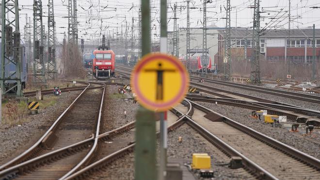 Verkehr: Blick auf die Bahngleise.