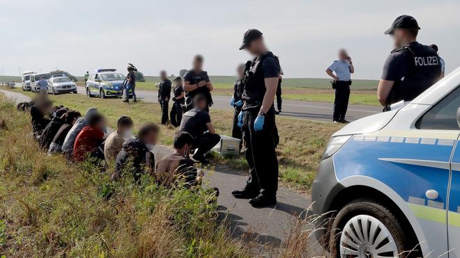 Migration: Eine Gruppe von 18 Männern und einer Frau wird von der Bundespolizei in der Nähe der polnischen Grenze aufgegriffen.