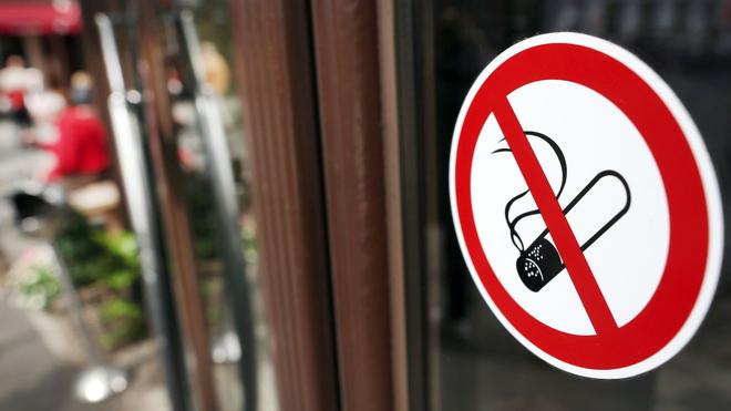 Gesundheit: In Großbritannien diskutiert man ein umstrittenes Rauchverbot. Das Vorhaben von Premierminister Sunak führt auch zu innerparteilichen Streitigkeiten.