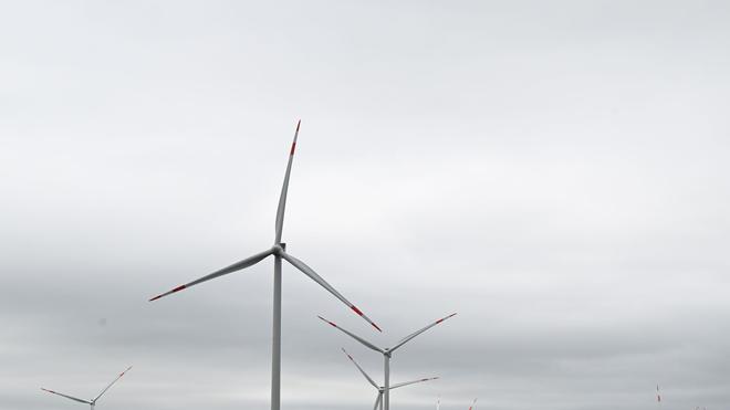 Strom: Bei starkem Wind und wolkenverhangenem Himmel drehen sich Windräder zur Stromerzeugung.