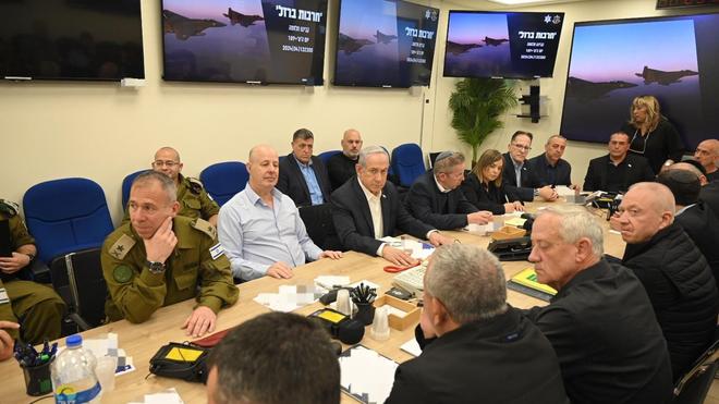 Naher Osten: Der israelische Ministerpräsident  Benjamin Netanjahu (M) betont, auf den Angriff des Irans müsse eine kluge Reaktion folgen.