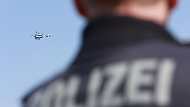 Saalekreis: Ein Hubschrauber der Polizei fliegt in der Luft.