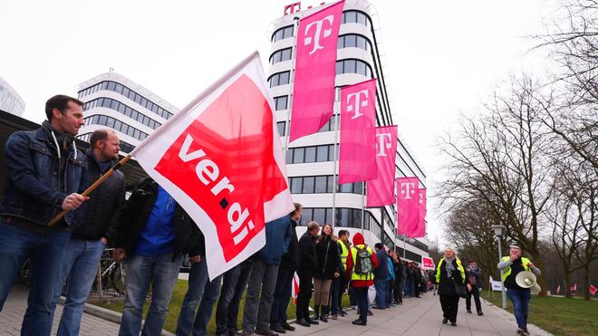 Telekom: Telekom-Beschäftigte bilden bei einer Demonstration der Dienstleistungsgewerkschaft Verdi eine Menschenkette vor dem neuen Konzernhaus.