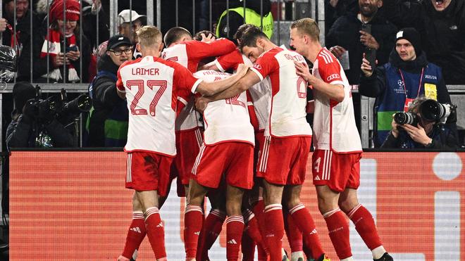 Champions League: Die Münchner Mannschaft feiert das 1:0 Führungstor durch Bayerns Kimmich.