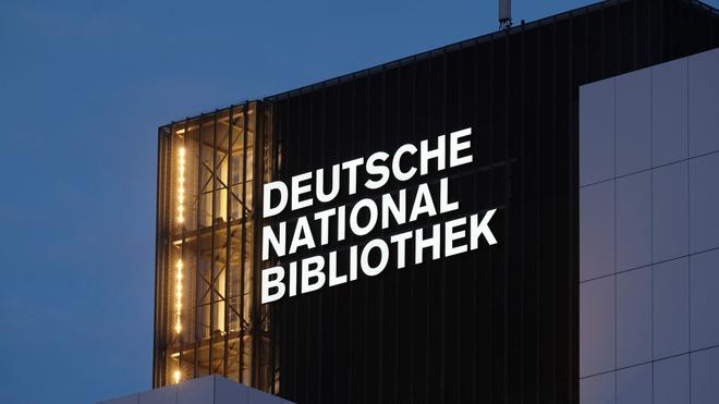 Bildung : Der neue Schriftzug "Deutsche Nationalbibliothek" (DNB) leuchtet an einem 55 Meter hohen Gebäude der früheren Deutschen Bücherei.