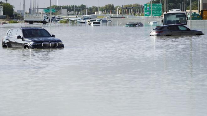 Unwetter: Fahrzeuge stehen verlassen im Hochwasser auf einer Hauptstraße in Dubai.