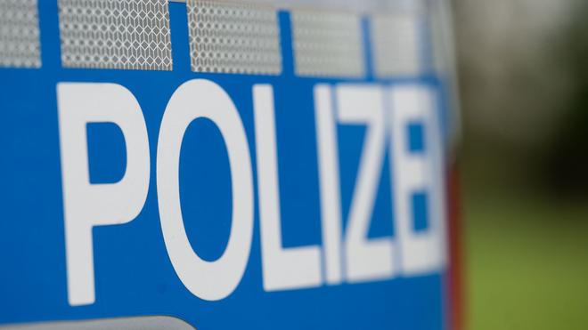 Ostallgäu: Das Wort Polizei steht auf der Karosserie eines Volkswagen Caddy.